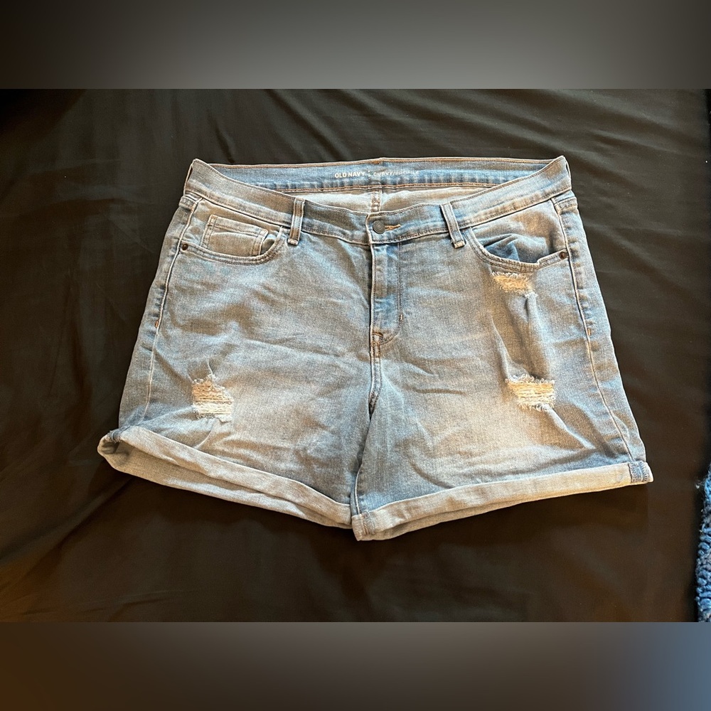 Women’s Old Navy distressed light wash Curvy Profile cuffed denim shorts in 14